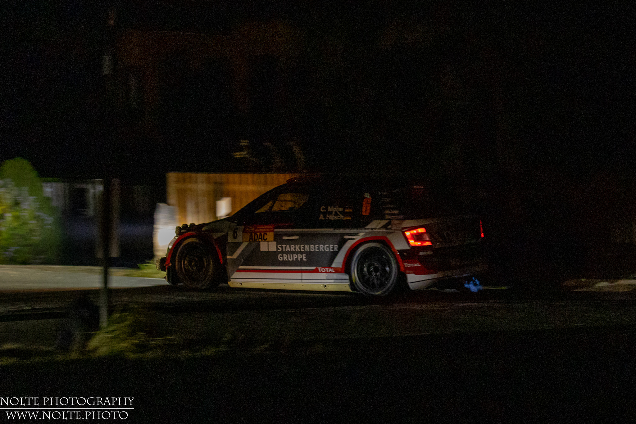 Teilnehmer der Sachsenrallye 2021 im Skoda Fabia mit heissem Auspuff